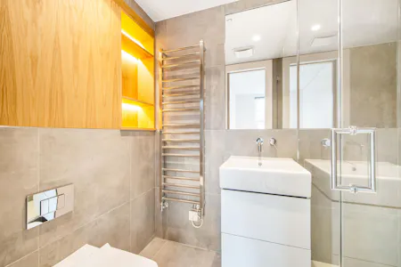 Friend Street, London, Residential Flat To Let - Family Bathroom