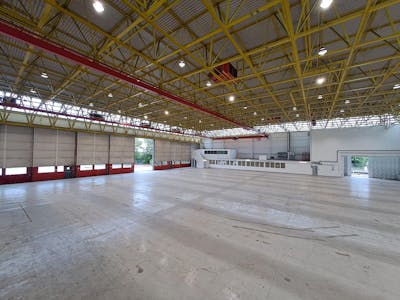 Iain Stewart Centre, Beehive Ring Road, Gatwick, Industrial / Warehouse To Let - 20260608_142005.jpg