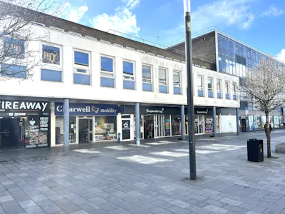 6 - 10 Queensway, Crawley, Retail To Let - WEB IMG_9721 - 1.JPG