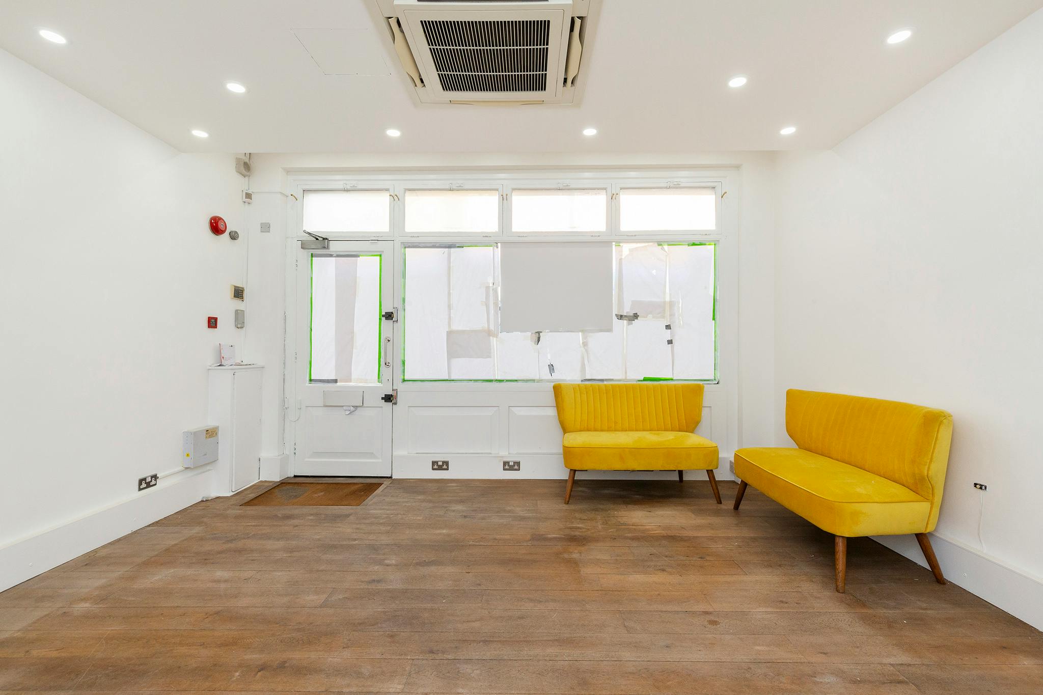 Retail/Shop in London - photo 2