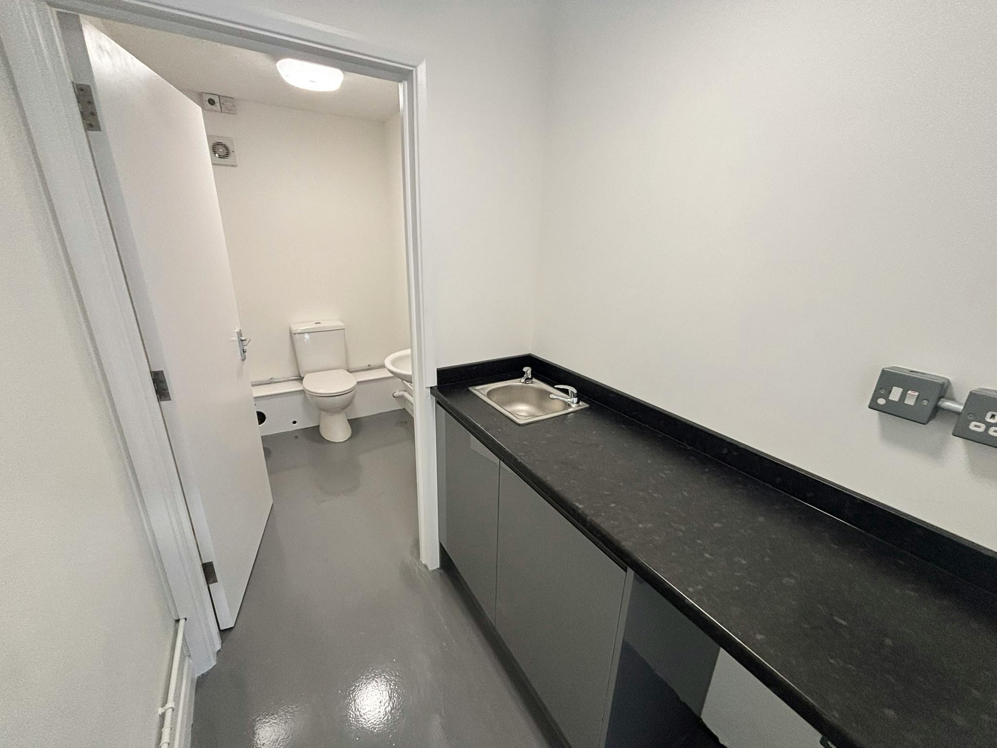 Industrial Unit in Portsmouth - photo 4