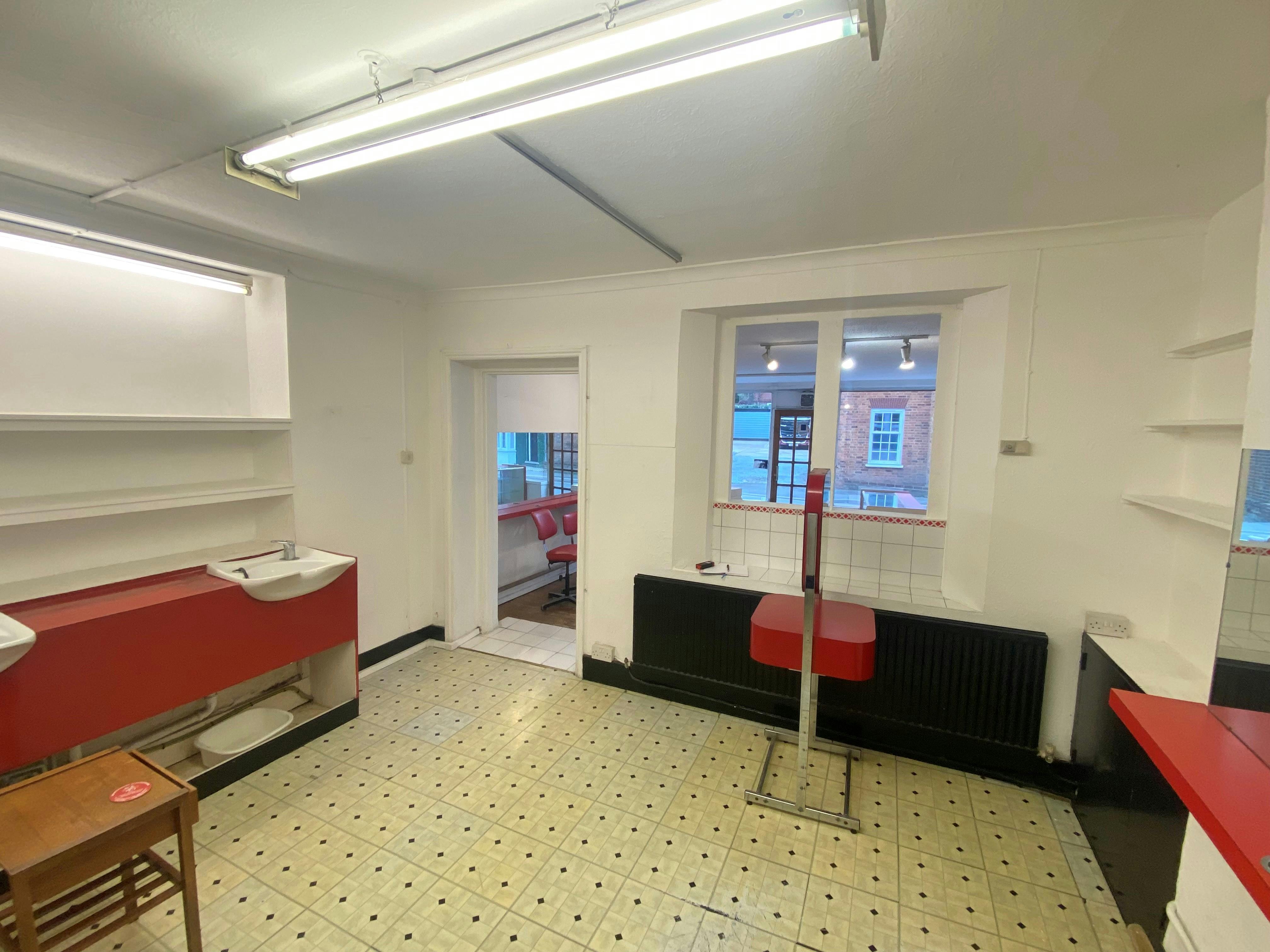 16 High Street, Westerham, Retail To Let - 16 int 2.jpg