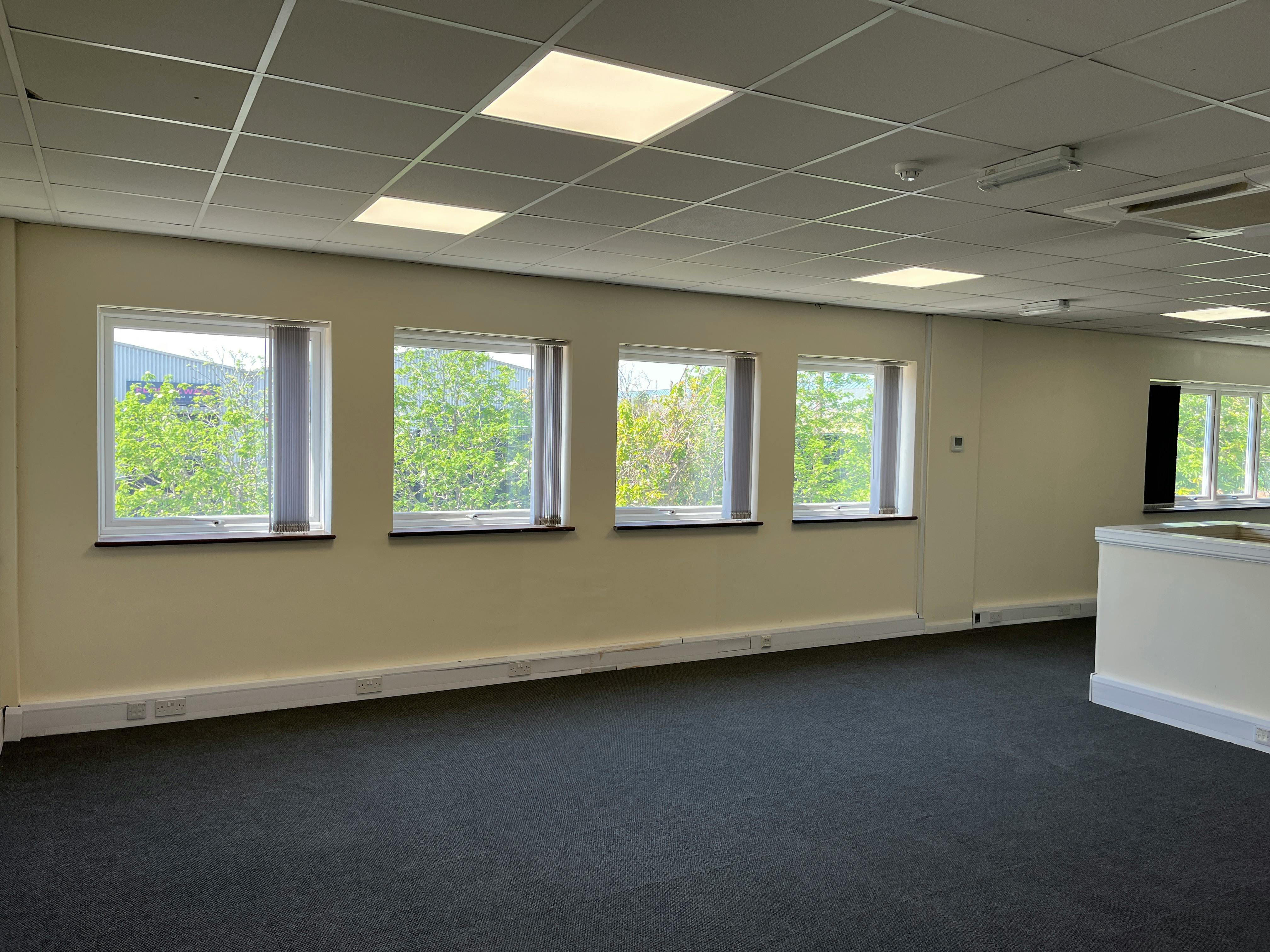 Unit 7, M40 Industrial Estate, Blenheim Road, High Wycombe, Industrial To Let - 20250428_124901379_iOS.jpg