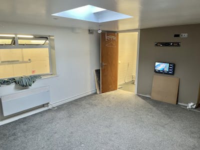 2A Tomo Industrial Estate, Uxbridge, Warehouse To Let - 2A Tomo Office 2.jpg