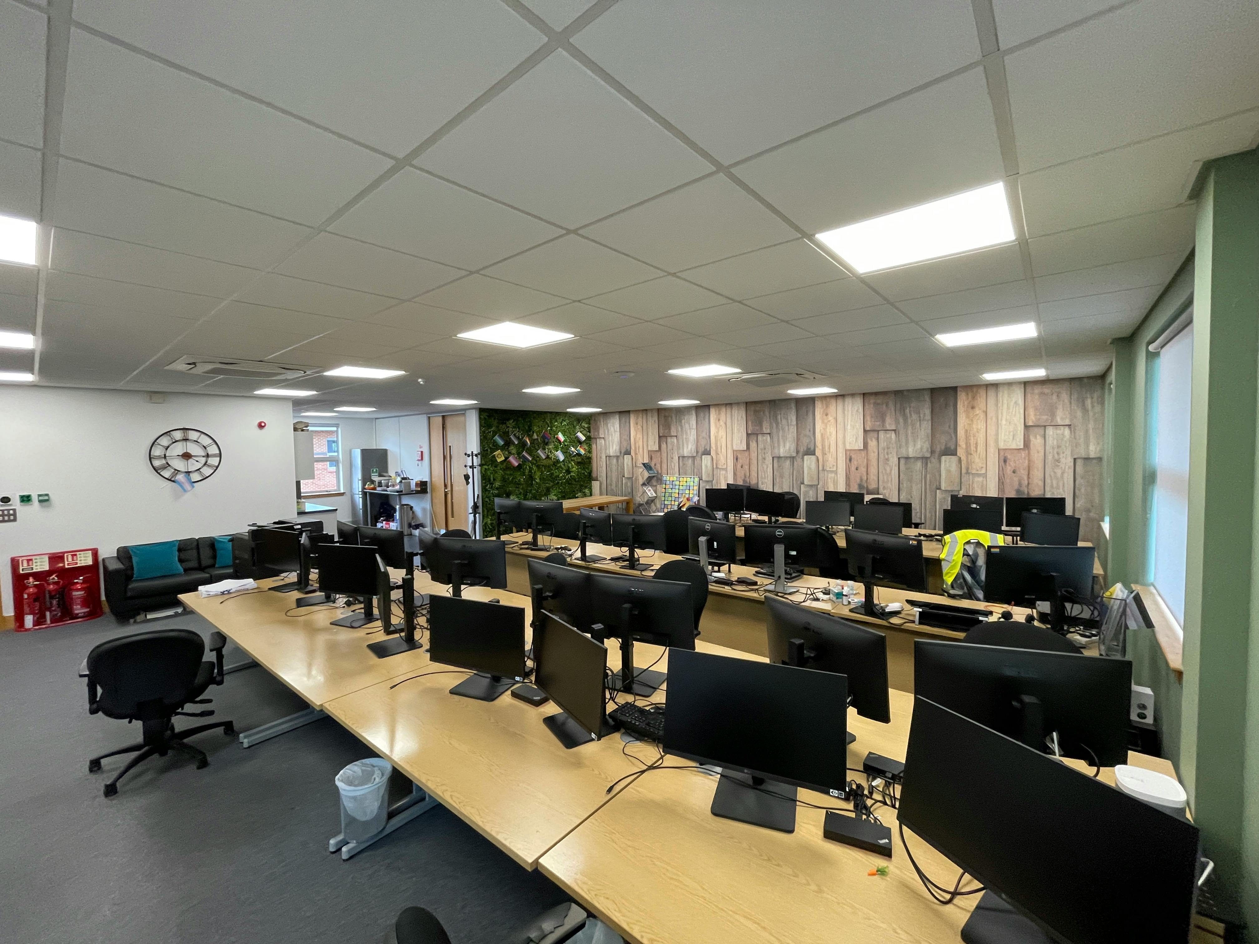 Office in Wokingham - photo 2