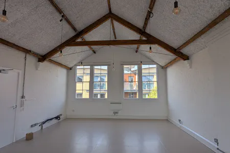 Unit 12, 5 Durham Yard, London, Office To Let - PXL_20260408_102902003.jpg