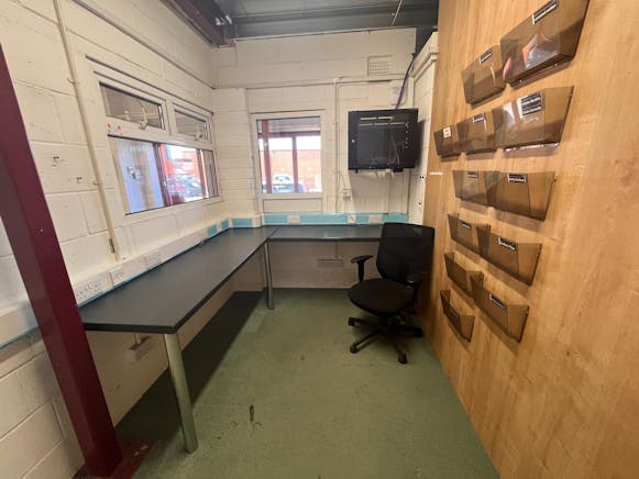 Unit 10 The Business Centre Corinium Industrial Estate, Amersham,, Industrial To Let - WhatsApp Image 20250707 at 122056_394f4a12.jpg