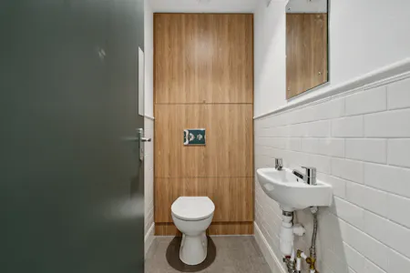 Sunninghill Park Dairy, Sunninghill Road, Ascot, Office To Let - Washrooms Sunninghill Park Dairy