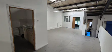 Unit 10, Eastbourne, Industrial/Logistics / Office / Warehouse To Let - 20260605_130149.jpg