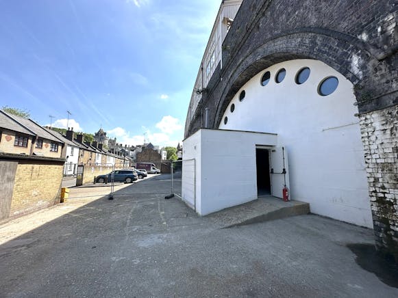 Arches 19-21 Goswell Hill, Windsor, Leisure / Offices / Retail To Let - IMG_1516.JPEG