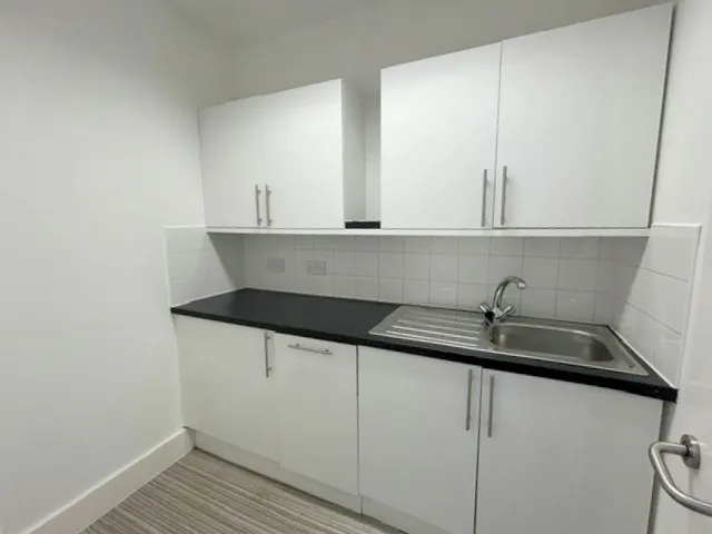 2 Acre Passage, Windsor, Office / Retail To Let - Kitchen i.jpg
