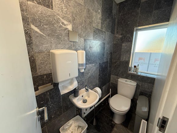 Lower Barn Farm, London Road, Rayleigh, Office To Let - Communal Bathroom