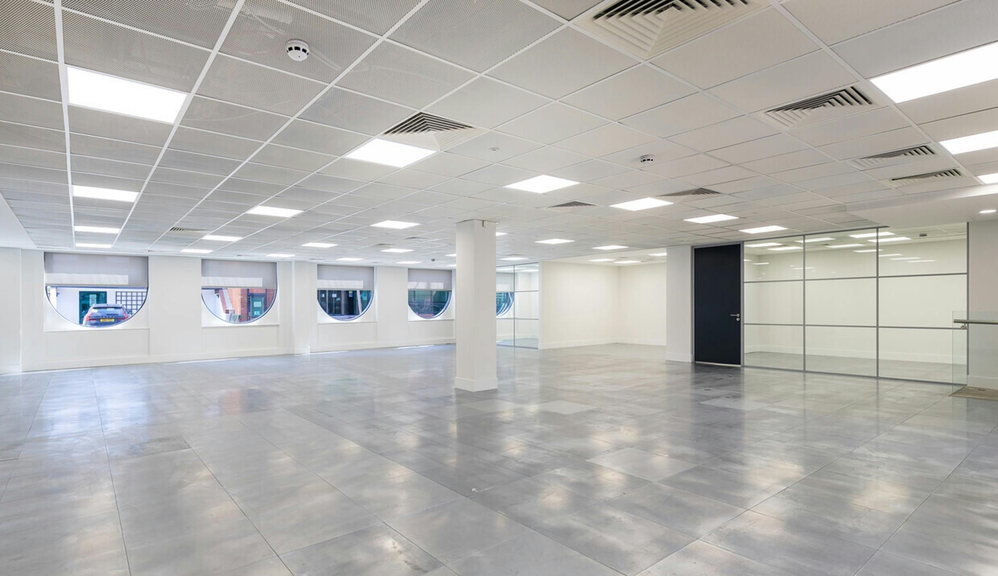 Office in Woking - photo 2