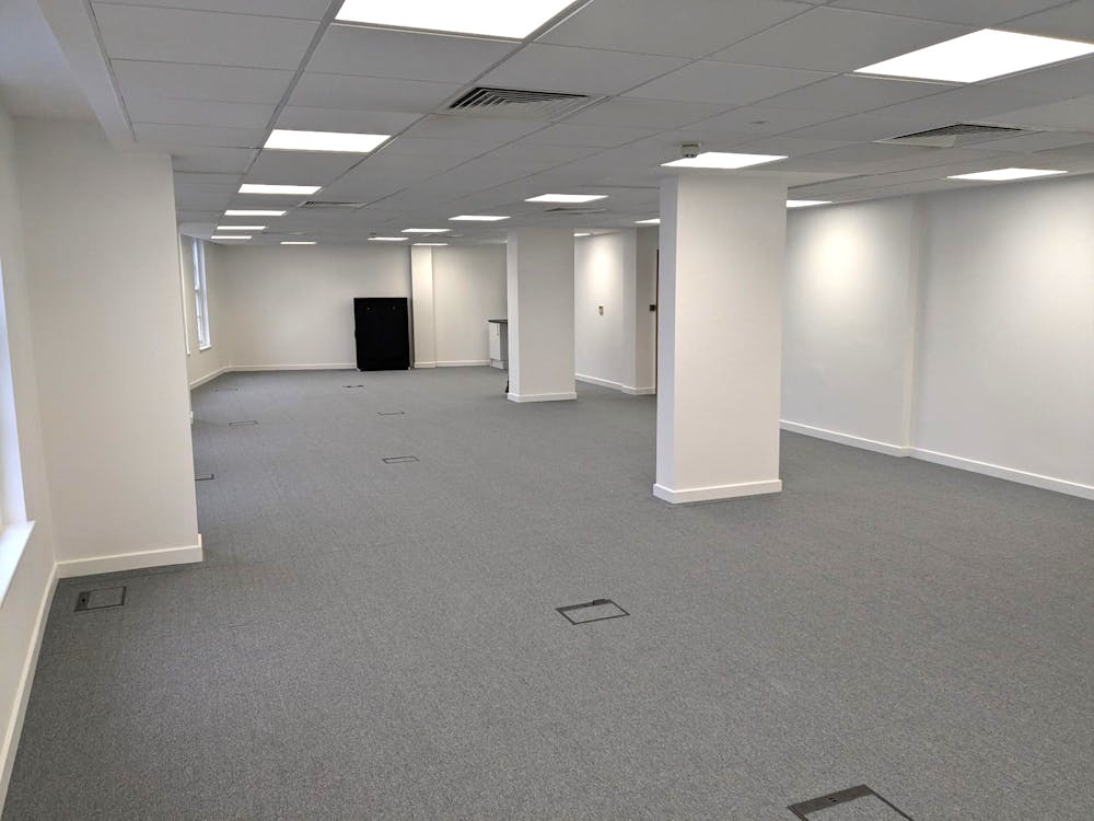 84 North Street, Guildford, Office To Let - PXL_20241108_131147203.jpg