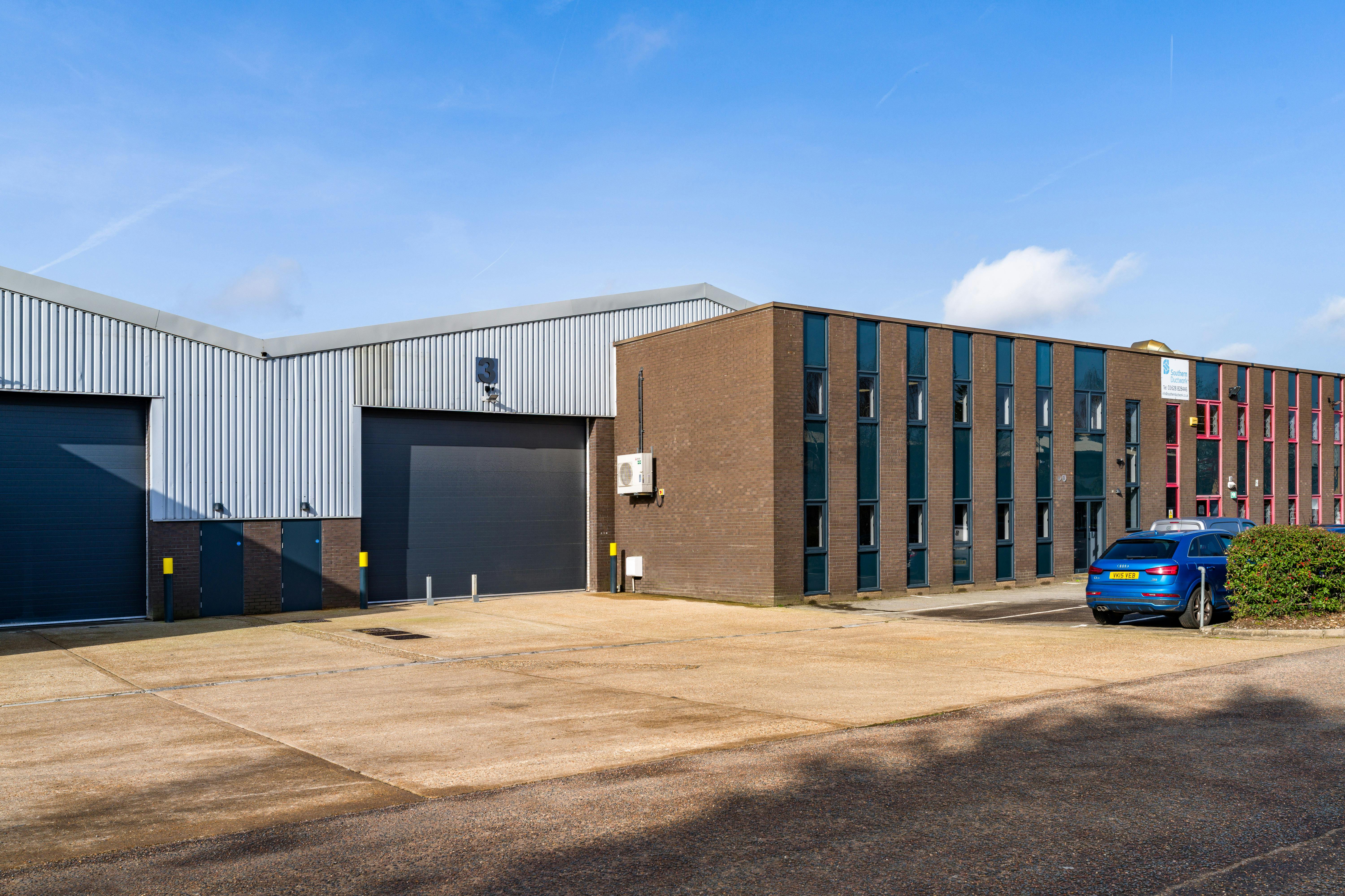 Units 3 & 4 Bracknell Business Centre, Downmill Road, Bracknell, Warehouse & Industrial To Let - DSC07314.jpg