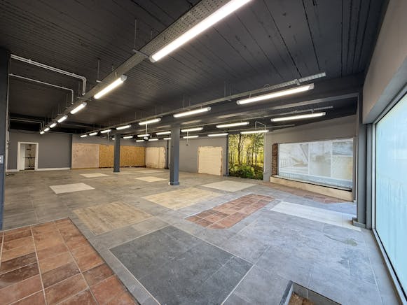 33 The Broadway, Addlestone, Retail To Let - IMG_5959.JPEG