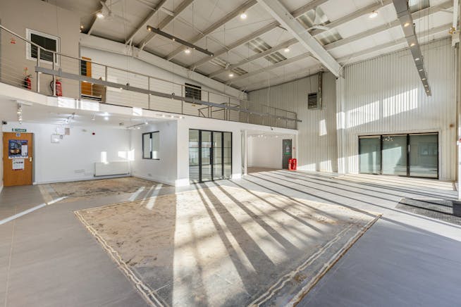 Showroom / Warehouse unit, 4-12 Kempson Close, Aylesbury, Industrial / Retail To Let - 101955_4-12-Kempson-Close-Gatehouse-Way (7).jpg