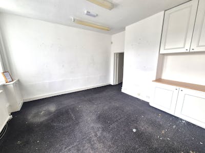 6 Howard Street, Glossop, Office To Let - 20260602_162017.jpg