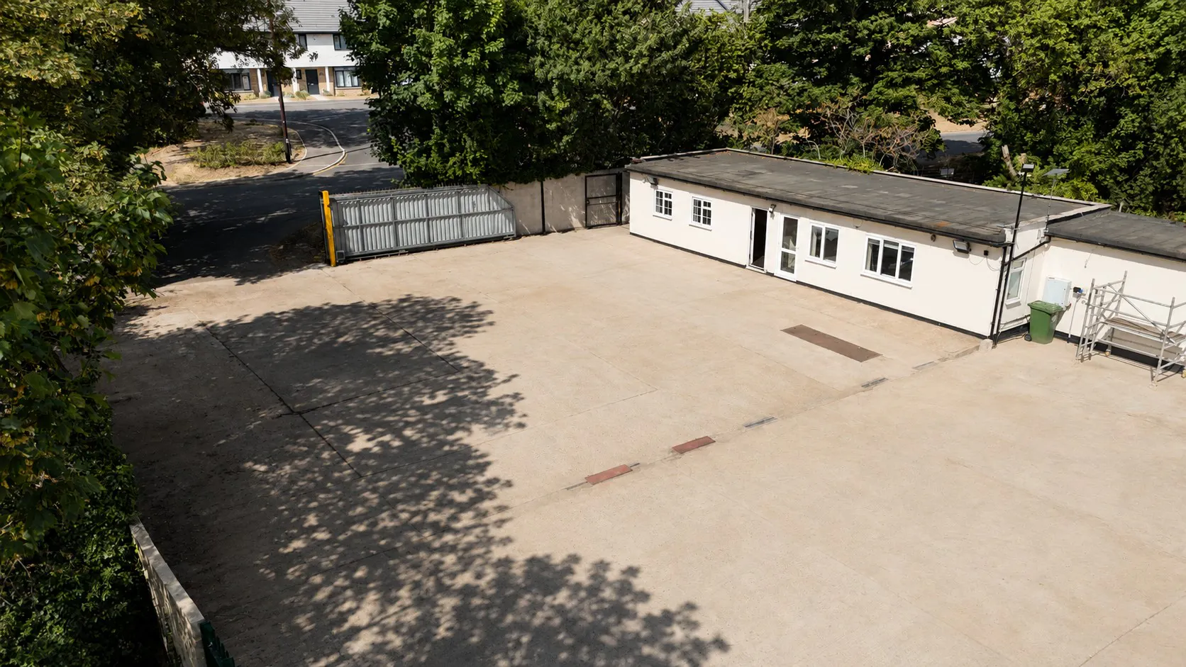 Skeleton Yard, Ware To Let - Yard with office