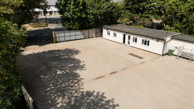 Skeleton Yard, Ware To Let - Yard with office