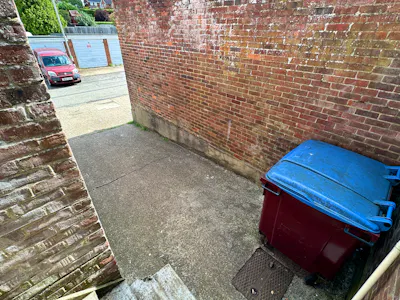49 Lowther Road, Dunstable, Retail To Let - 20260610_090203957_iOS.jpg