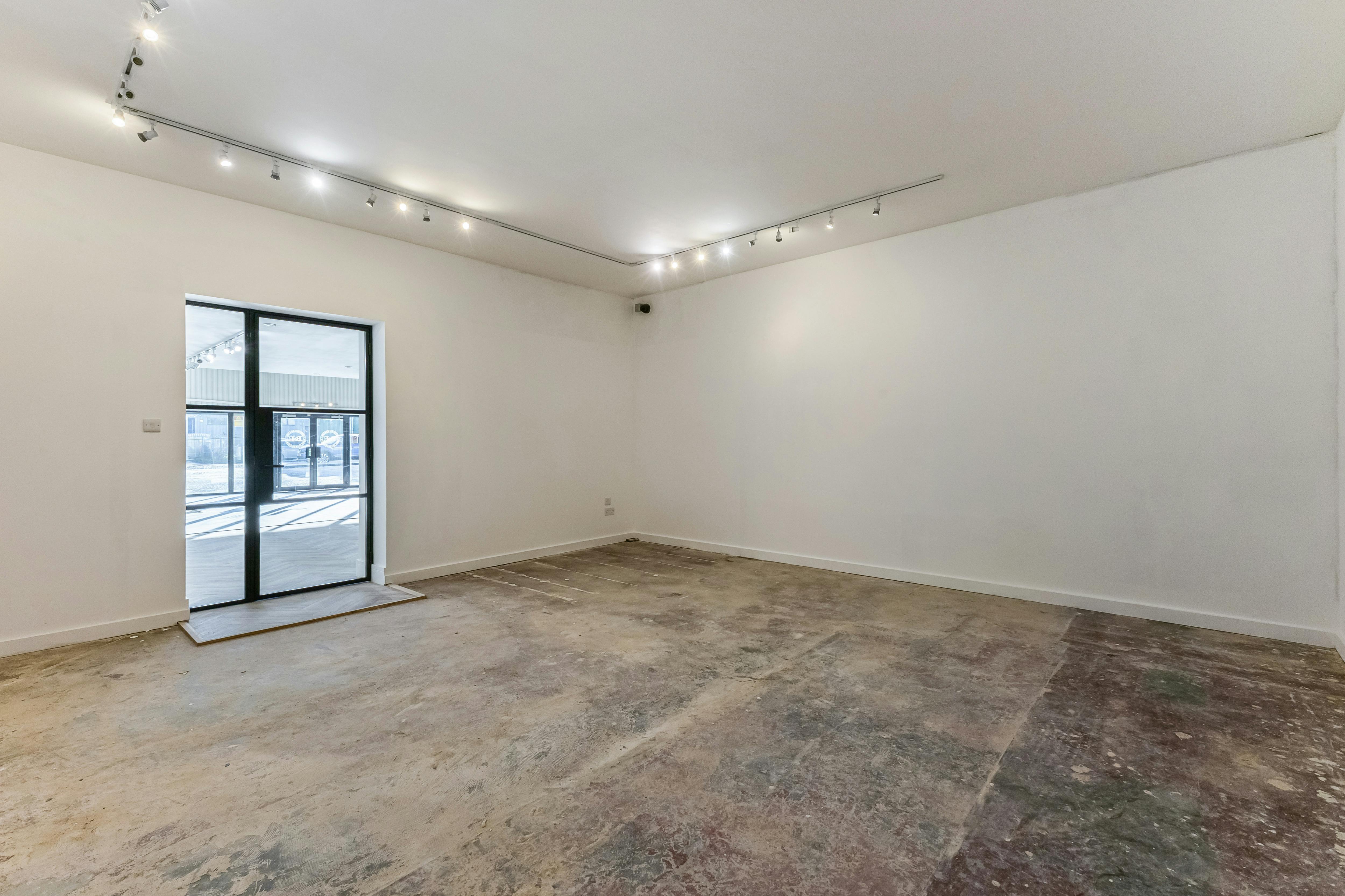 Showroom / Warehouse unit, 4-12 Kempson Close, Aylesbury, Industrial / Retail To Let - 101955_4-12-Kempson-Close-Gatehouse-Way (28).jpg