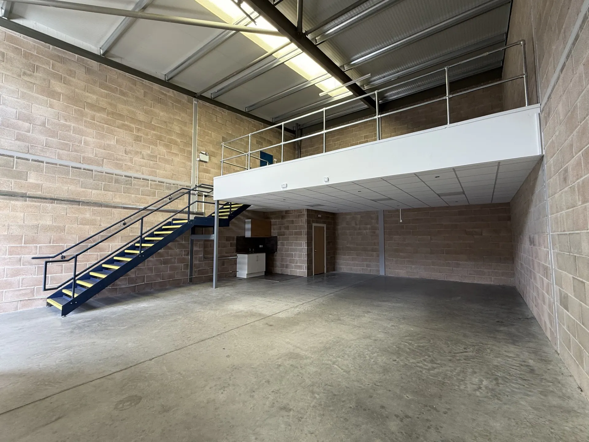 Unit 17 Glenmore Business Park, Southmead Close, Swindon, Industrial To Let - 429af6c7-d217-4c73-ba86-930dd8c17c14.jpg