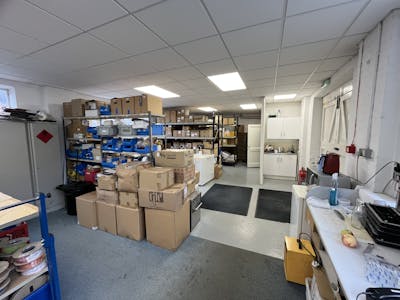 Brow Business Centre, Copyground Lane, Unit B, High Wycombe, Industrial / Office To Let - 20251010_132652844_iOS.jpg