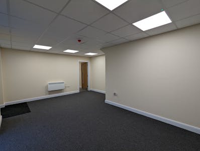 Unit 15, Kings Langley, Office To Let - PXL_20240108_084914328.jpg