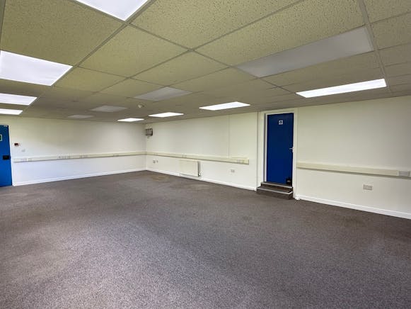 Unit 6 Cobham Centre, Westmead Industrial Estate, Swindon, Industrial To Let - Internal 004.jpg