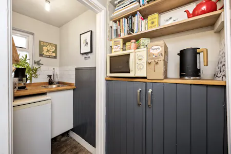 Unit 12, Chapel Mews, Hove, Arts/Crafts / E (Commercial / Business / Service) / Light Industrial / Office / Studio / Gallery / Studio / Workshop / Sui Generis / Workshops To Let - Chapel Mews, 12-006.JPG
