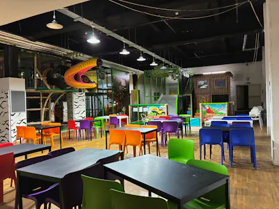 BG16a The Galleries, The Galleries, Bristol, Shopping Centre Unit To Let - Main seating area 2.jpg