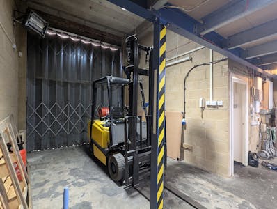 Unit 12, Watford, Industrial To Let - PXL_20260507_120537749.jpg