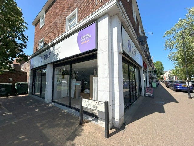 27 High Street, Shepperton, A3 / Retail To Let - Close Up Frontage ii.jpg