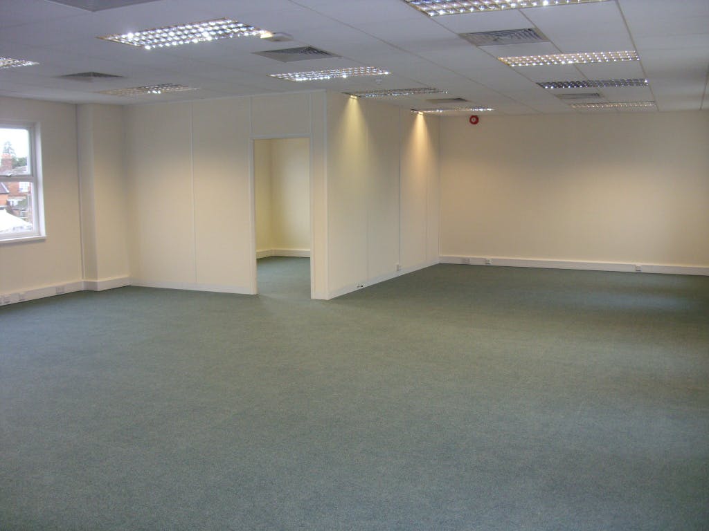 Office in Chertsey - photo 3