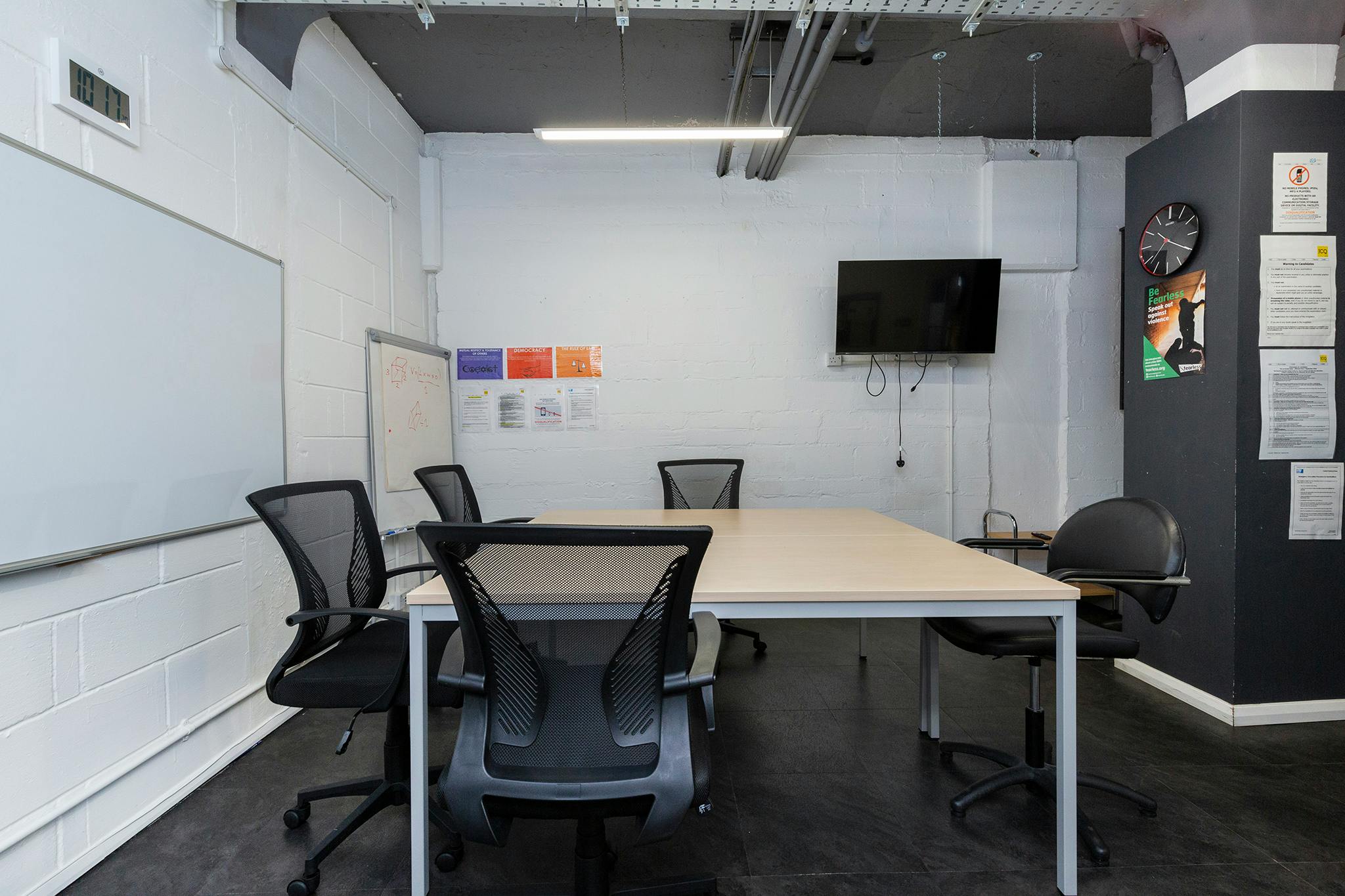 Retail/Shop in London - photo 4