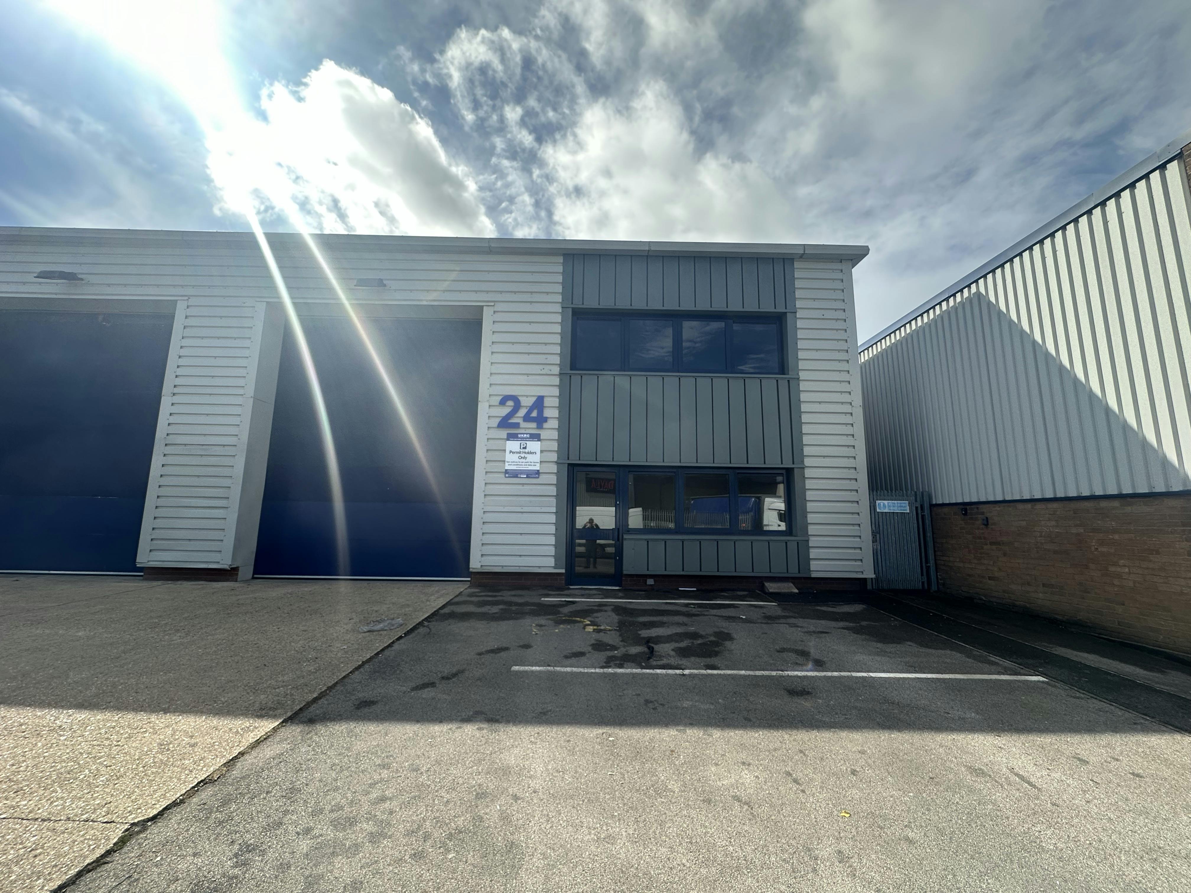 Units 24 & 25 Vale Industrial Estate, Southern Road, Aylesbury, Industrial To Let - IMG_2847.jpeg