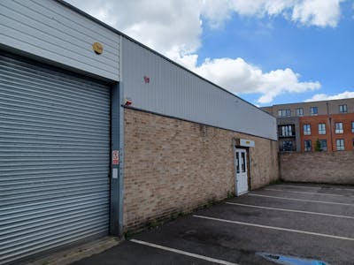 35 Loverock Road, Reading, Industrial / Warehouse To Let - 35 door.jpg