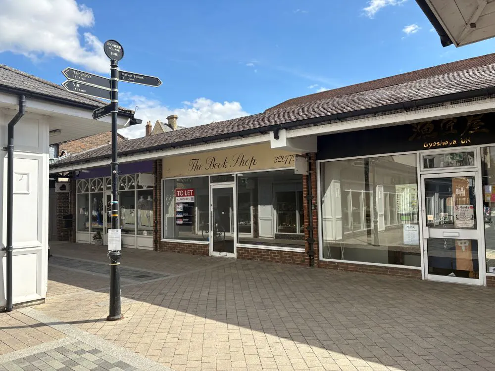 Units 4, 32 & 3 Crown Walk, Bicester, Office / Retail To Let - Unit 4 ext.jpg