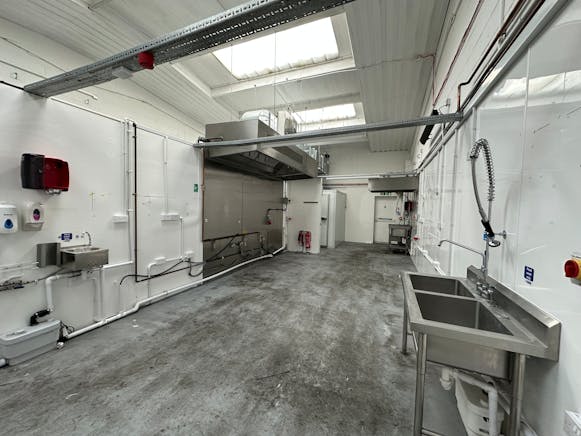 Unit 30 Swan Industrial Estate, Rosemary Road, Wimbledon, Industrial To Let - 20260204_120746187_iOS.jpg