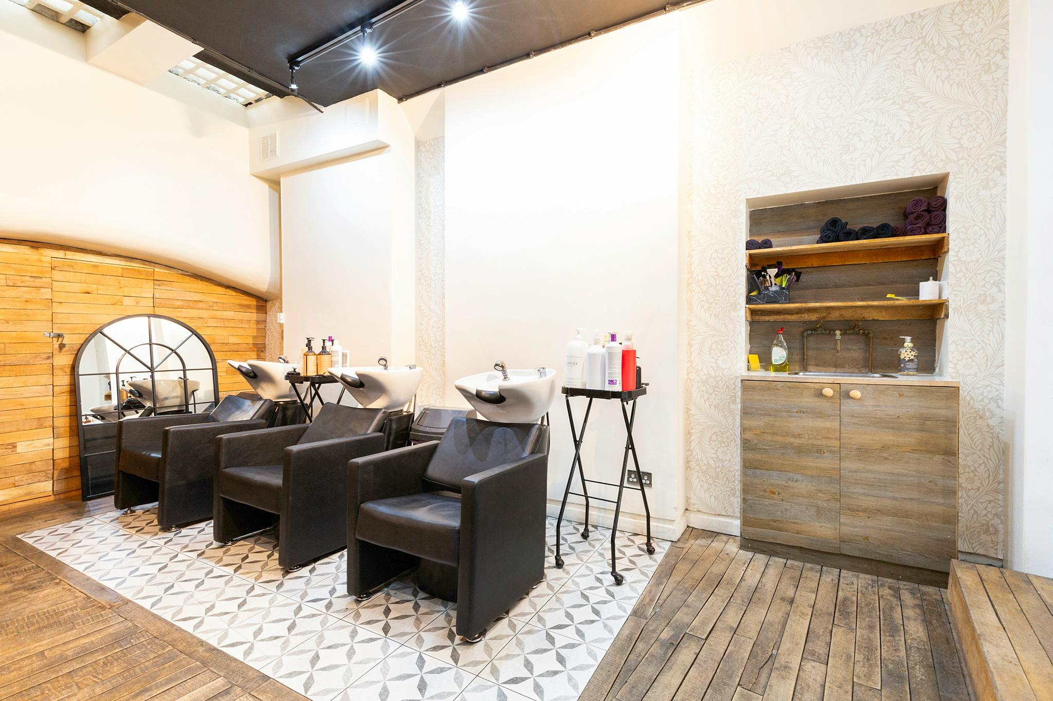 Retail/Shop in London - photo 4