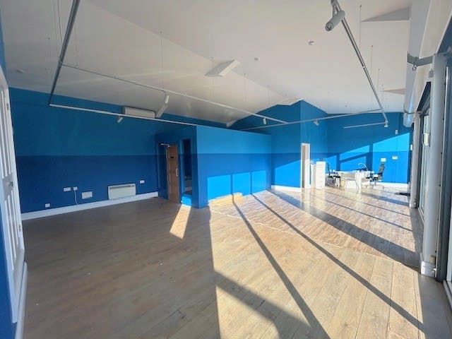 Unit 7, Guildford, Retail To Let - Another internal i.jpg