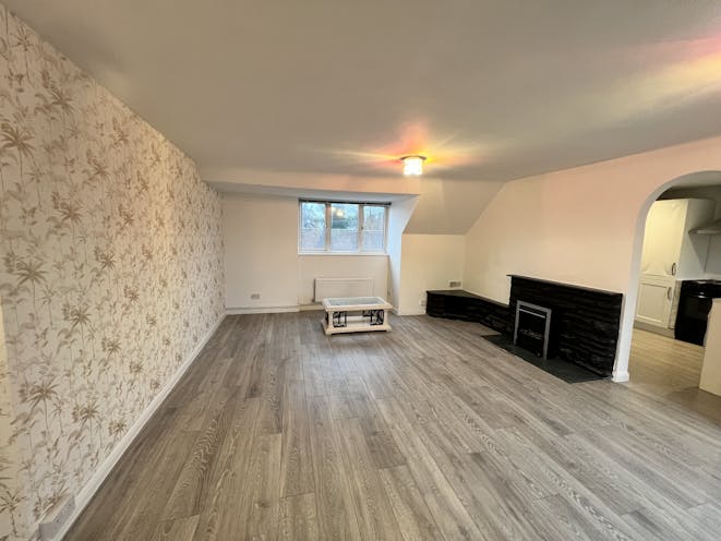 Queens House, Liphook, Retail To Let - IMG_4154.jpg