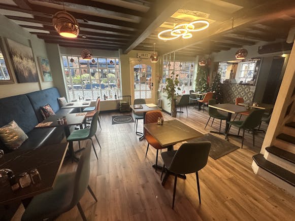 17 Lion & Lamb Yard, Farnham, Restaurant / Retail To Let - IMG_0846.JPG