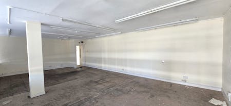 Unit 9, Lyndean Industrial Estate, London, Industrial To Let - 20260408_163850 - Edited.jpg