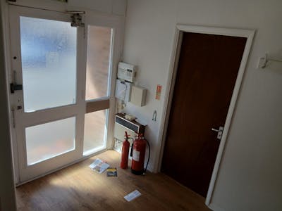 Victoria House, Brentwood, Office To Let - vichouse Alpril hallway.jpg