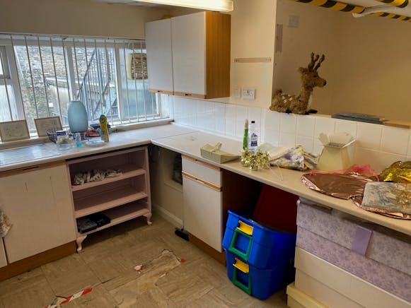 12 Green Street, Neath, Retail To Let - Kitchen.jpg