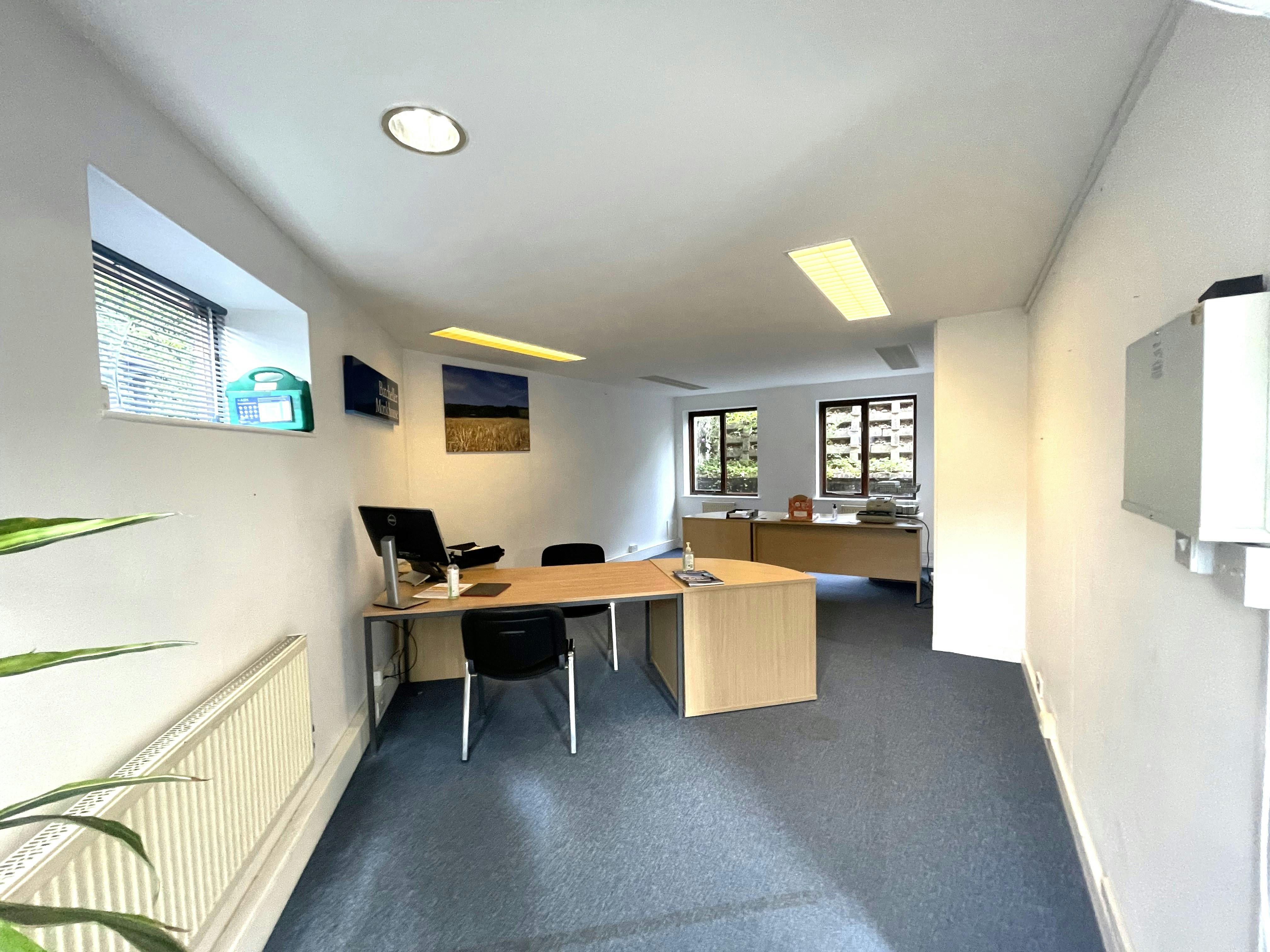 35 Swan Court, Pulborough, E and service