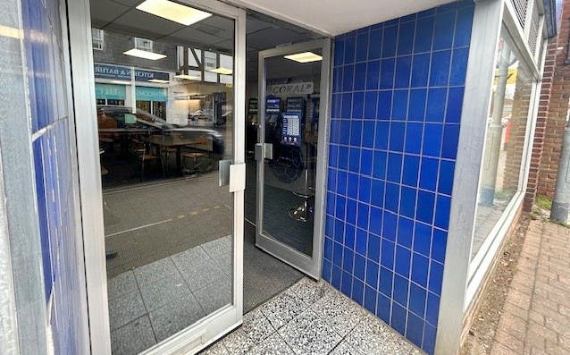 15 London Road, Twyford, Retail To Let - Shop entrance i.jpg