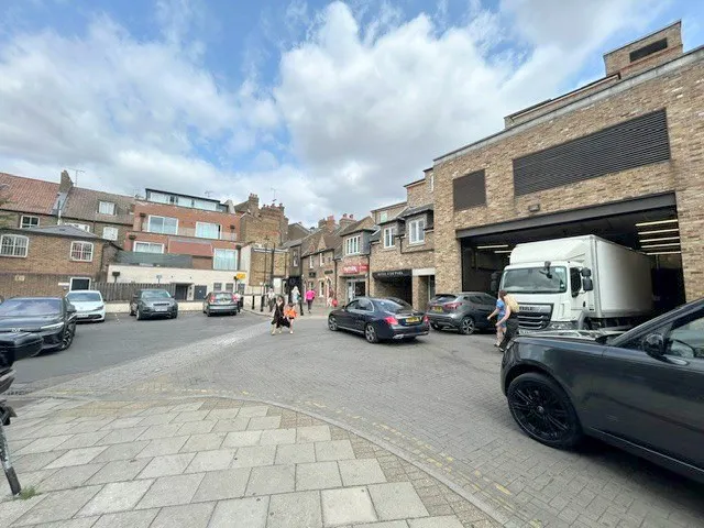 2 Acre Passage, Windsor, Office / Retail To Let - General Approach i.jpg